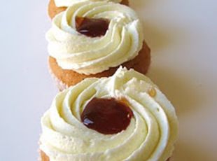 Guava Cupcakes Recipe Guava Cupcakes, Cupcakes Rellenos, Guava Cake, Guava Recipes, Summer Cupcakes, Just A Pinch Recipes, Salty Cake, Cupcakes Recipe, Cuban Recipes