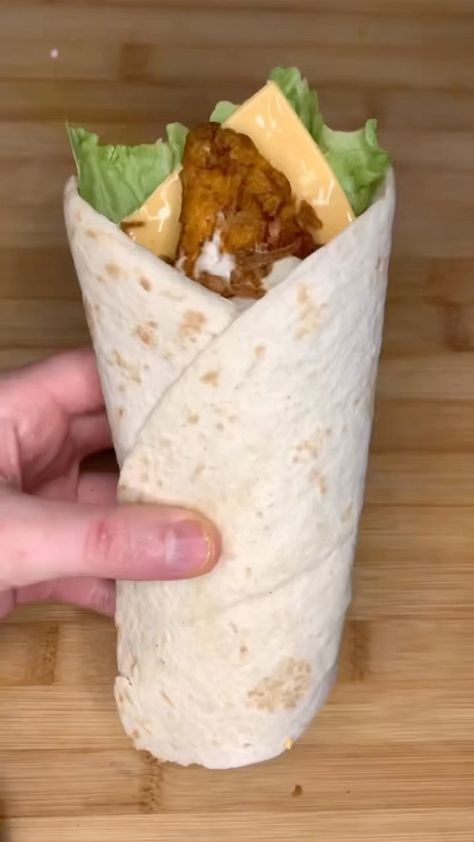 channelfoods on Instagram: 🍟 Mc Chicken Wrap 🌯 🧀 📹 @chunky_cooker 👉🏻 🇫🇷 & 🇺🇸 - 🇫🇷📌INGRÉDIENTS : • 1 tasse de lait 🥛 • Poulet 🍗 • 1/2 cc sel🧂 • 1/4 cc ail en poudre🧄… Mc Chicken, Wrap Chicken, Crispy Chicken Burgers, Sweet Chilli Chicken, Chicken Wrap, Cup Of Milk, Cheese Wrap, Food Aesthetics, Asmr Food