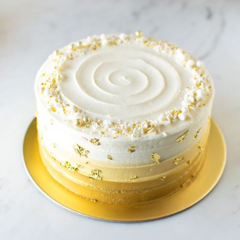 Wedding Cake Gold, Golden Anniversary Cake, Splatter Cake, Gold And White Cake, Golden Birthday Cakes, Silver Sprinkles, Sprinkles Birthday Cake, Cake With Gold, Edible Luster Dust