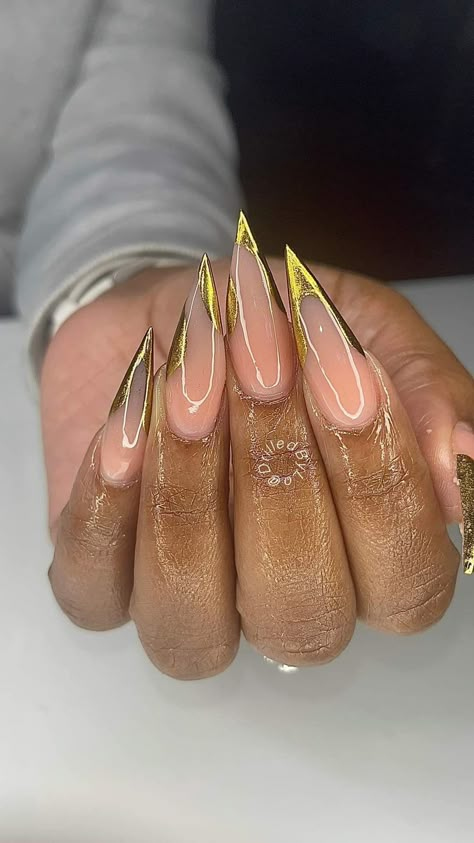 Pointy Gold Nails, Gold Stilleto Nails Designs, Nail Inspo Stilleto, Chrome Nails Coffin Shape, Staleto Nails Long Design, Gold Stilletos Nails, Nude Stiletto Nail Designs, Nye Nails Almond Shape, Birthday Nails Stiletto