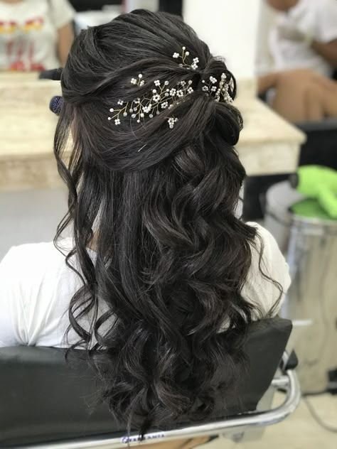 Wedding Hairstyles Black Hair Half Up, Prom Hair Down Dark Hair, Wedding Dark Hairstyles, Bridal Hairstyle Dark Hair, Dramatic Wedding Hairstyles, Wedding Hairstyles Long Dark Hair, Bridal Hairstyles Dark Hair, Quince Hairstyles With Flowers, Wedding Hair Dark Long