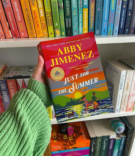 Spoiler free review of “Just for the summer” by Abby Jimenez !! 🌞🧸🚣🏻 Imagine meeting the love of your life on reddit: FIVE (hundred thousand) STARS 💞 I am going to need all of you to go and get this book on your tbr IMMEDIATELY!! This is probably one of the best romance books I’ve ever read and I’m so full of all the emotions after finishing this book. It seriously had me wheezing it was so funny. This is definitely not your typical romcom however because while it was full of light hearted... Just For The Summer, Best Romance Books, Reading Era, Book Core, Abby Jimenez, Tbr Books, Adventure Time Marceline, Good Romance Books, Reading Aesthetic