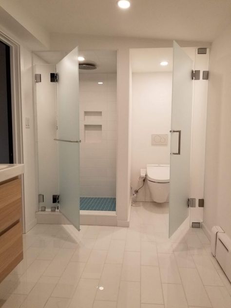 Water Closet Door, Classic House Interior Design, Toilet Design Modern, Simple Bathroom Designs, Window In Shower, Frameless Shower Door, Home Design Magazines, Water Closet, Frameless Shower Doors