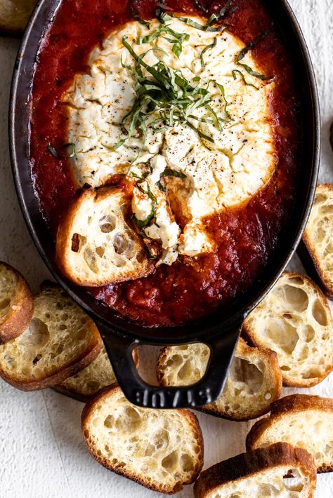 Christmas Appetizer Recipes, Easy Christmas Appetizers, Goat Cheese Dip, Christmas Appetizers Easy, Goat Cheese Appetizer, Christmas Appetizer, Baked Goat Cheese, Cheesy Appetizer, Easy Tomato Sauce