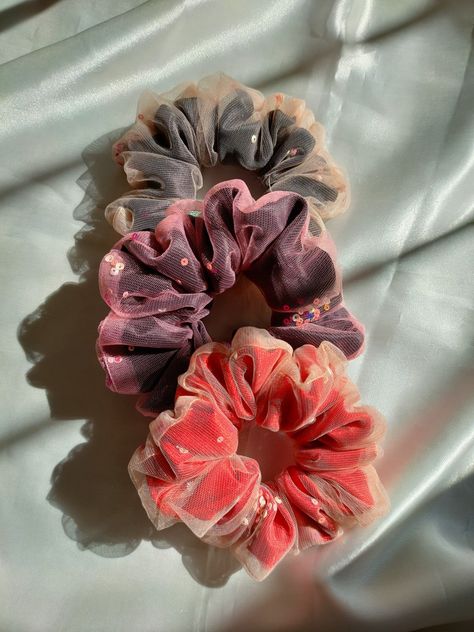 Net Scrunchies, Scrunchies With Beads, Double Layer Scrunchies, Satin Bonnet Natural Hair, Scrunchie Business, Cute Scrunchies, Glam House, Green Living Room Decor, Pola Macrame