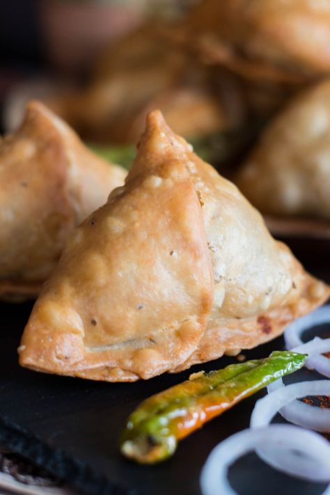 Samosa is a popular Indian food. This recipe makes the greatest crunchy, flaky, and delicious potato stuffed samosas. #samosarecipe #aloosamosa #indiansamosa #vegetariansamosa #potatosamosa #indianstreetfood #snackrecipes #vegan #indian Keema Samosa, Punjabi Samosa, How To Make Samosas, Chicken Keema, Indian Appetizers, Samosa Recipe, Minced Meat, Perfect Appetizers, Samosa