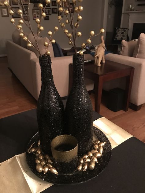 Simple Black And Gold Centerpieces, Black Wine Bottle Decor, Gold And Black Centerpieces Diy, Black And Gold Wine Bottle Centerpieces, Glass Vases Decor Ideas Centerpieces, Gold And Black Centerpieces Birthday, Gold Black Centerpieces, Black Wine Bottle Centerpieces, Black Centerpieces Birthday