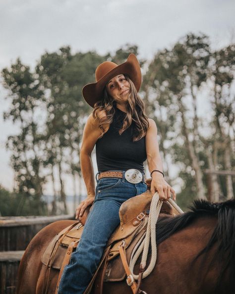 Creative Outdoor Photoshoot Ideas, Western Outfits Casual, Western Photoshoot Ideas, Casual Western Outfits, Outdoor Photoshoot Ideas, Horse Photoshoot Ideas, Western Photo Shoots, Cowgirl Photography, Horse Senior Pictures