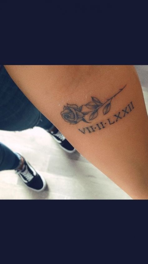 Rose And Year Tattoo, Rose Birthday Tattoo, Moms Birthday Tattoo, Mom Birthday Tattoo, Rose With Roman Numerals Tattoo, Rose With Date Tattoo, Birthday Tattoos For Women, Birthday Tattoo Ideas, Birthday Tattoos