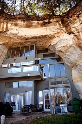 Amazing house built into a sandstone mine in the side of a mountain in Festus, Missouri, near the banks of the Mississippi River. Very cool. Unusual Architecture, Cave House, Unusual Homes, Amazing Buildings, Unique Houses, Design Exterior, Unique Architecture, House Built, Beautiful Architecture