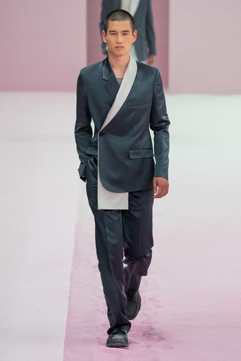 Dior Men Spring 2020 Menswear Collection - Vogue Dior Men, Dior Collection, Menswear Runway, 2020 Runway, Men Fashion Show, Men Spring, Vogue Germany, Male Fashion Trends, Dior Fashion