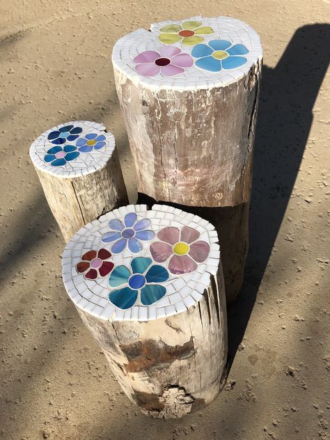 Wood Table Rustic, Diy Tree Decor, Diy Tree, Mosaic Animals, Mosaic Garden Art, Garden Deco, Mosaic Art Projects, Hand Embroidery Tutorial, Glass Bottle Crafts