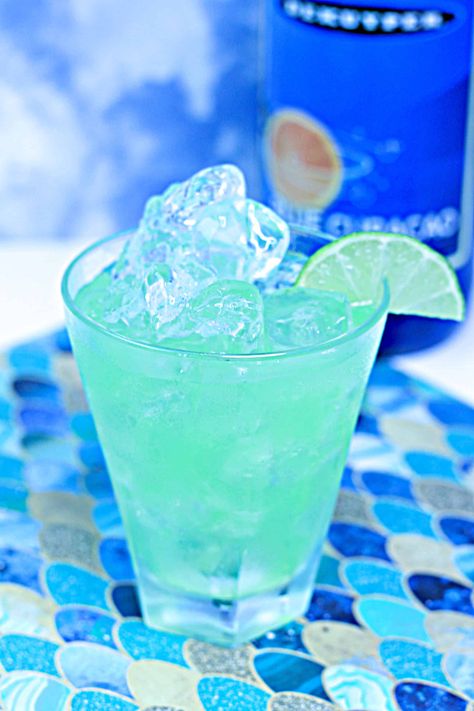 TROPICAL MERMAID COCKTAIL Bartending Drinks, Party Drink Ideas, Wedding Punch, Tropical Mermaid, Mermaid Cocktail, Boat Drinks, Mermaid Drink, Frozen Limeade, Yummy Cocktails