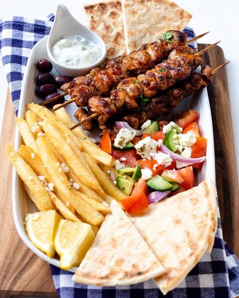 Greek Food Catering, Greek Appetizer Platter, Greek Food Asethic, Greek Food Truck, Greek Souvlaki Platter, Chicken Souvlaki Platter, Cyprus Food, Greek Pita, Cypriot Food