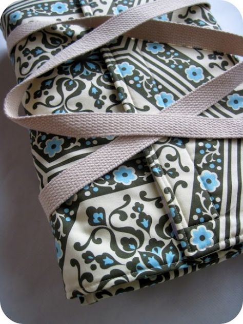 Sewing Projects with Insulated Fabric - Casserole Carrier Casserole Carriers, Insulated Casserole Carrier, Casserole Carrier, Pot Luck, Fabric Projects, Oven Mitts, Long Live, Learn To Sew, Sewing Bag