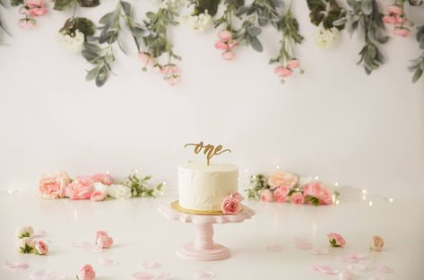 Simple Cake Smash Backdrop, Easter Photography Ideas Indoor, Floral 1st Birthday Photoshoot, Floral Cake Smash Photography, Floral First Birthday Photoshoot, Smash Cake Photoshoot Ideas, First Bday Cake Smash, Floral Cake Smash, 1st Birthday Themes Girl