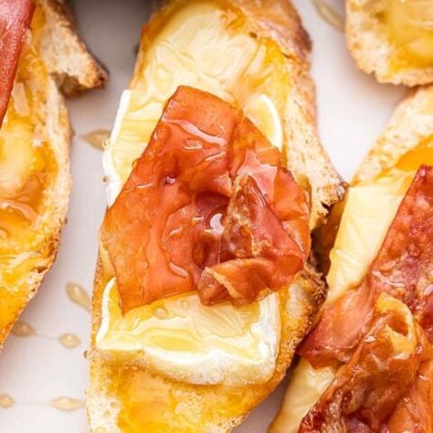 Brie Crostini with Prosciutto - Recipe Runner Brie Cheese Appetizer Recipes, Prosciutto Baguette, Brie Cheese Appetizer, Prosciutto Crostini, Brie Crostini, Recipe Runner, Prosciutto Recipe, Brie Cheese Recipes, Prosciutto Recipes