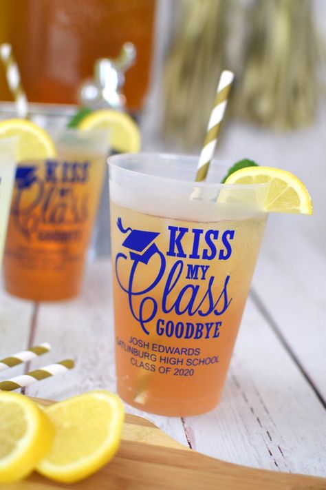 Kiss My Class Goodbye Graduation Favors. Such a cute idea for a graduation party. These custom, reusable frosted plastic cups are a larger cup that is the perfect size for outdoor grad parties and for serving iced drinks.  Great for decorating the drink table and for sending guests home with custom party souvenirs.  Your friends and family won't be able to stop talking about these cute favors.  Made in the USA. #graduation  #done Graduation Cups, High School Graduation Party Decorations, College Grad Party, Outdoor Graduation Parties, Outdoor Graduation, Senior Graduation Party, Boy Graduation, Graduation Party High, Graduation Party Diy