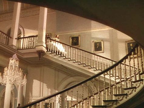 Gone with the Wind Twelve Oaks staircase. Absolutely huge Wind Movie, Rhett Butler, Southern Plantations, Inspirational Movies, Go To Movies, North And South, Movie Sets, Stairway To Heaven, Gone With The Wind