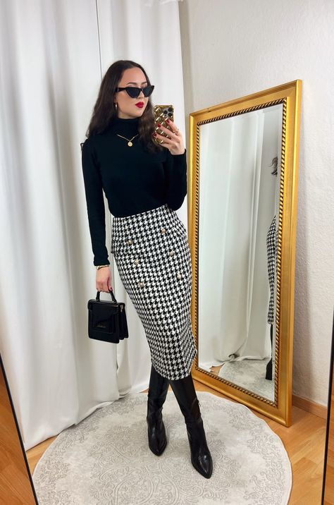 Houndstooth Pencil Skirt and Black Turtleneck Outfit White Pencil Skirt Outfit, Houndstooth Skirt Outfit, Pencil Skirt Outfits Winter, Black Pencil Skirt Outfit, Black Turtleneck Outfit, Pencil Skirt Outfit, Trendy Date Night Outfit, Houndstooth Pencil Skirt, Turtleneck Outfit