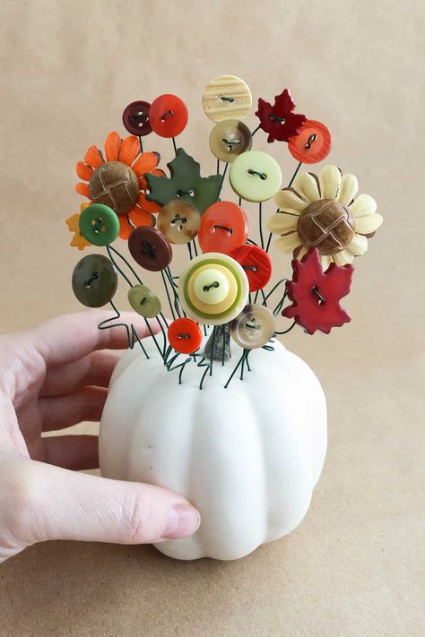 Fall Button Roundup! Fun Craft ideas! - A girl and a glue gun Button Jars Ideas, Button Halloween Crafts, Button Flowers How To Make, Button Crafts To Sell, Crafts With Buttons, Fall Diy Crafts, Twine Crafts Diy, Vintage Buttons Crafts, Button Art Projects