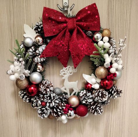 Red And White Pinecone Wreath, Red And Silver Christmas Wreaths, Reef Ideas Christmas, Christmas Reefs For Doors, Christmas Reef Ideas, Wreath Decorating Ideas Christmas, Diy Christmas Reefs, Red Wreath Christmas, Christmas Reefs