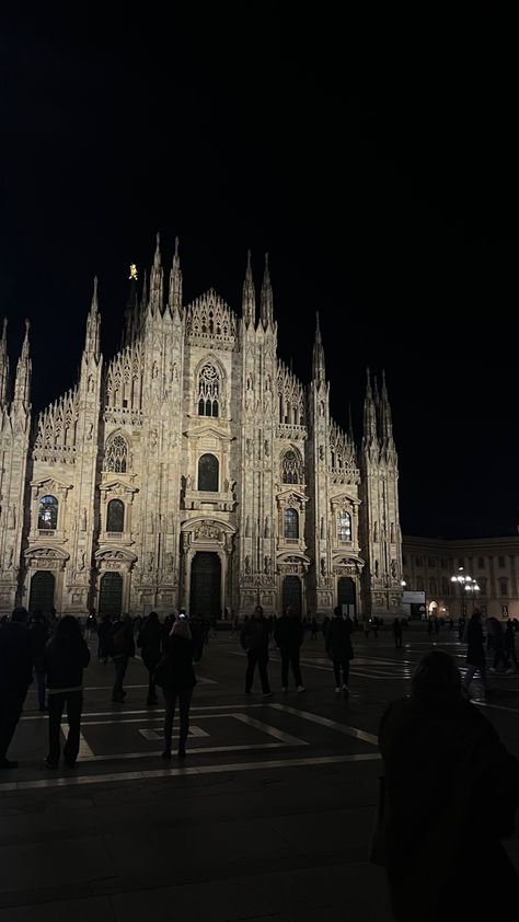 Milano At Night, Milano Aesthetic, Milan Aesthetic, Italia Aesthetic, Italy Summer, Milan Italy, Night Aesthetic, City Girl, Insta Story