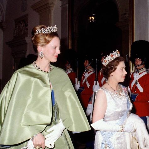 Queen Margrethe of Denmark and Queen Elizabeth II of England. State Visit to Denmark, 1979. #20thcentury #royals #queenmargretheii #queenelizabethii #denmark #england #photography #scalaregia #scalaregiamagazine Royal Cape, Denmark Royal Family, Royal History, Rainha Elizabeth Ii, Princess Marie Of Denmark, Danish Royalty, Queen Margrethe Ii, English Royalty, British Royal Families