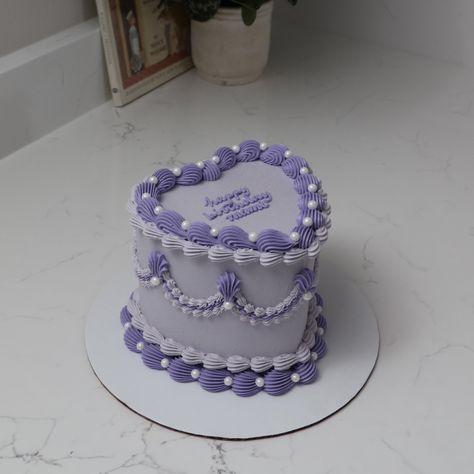 Lilac Vintage Cake, Lavender Vintage Cake, Purple Glitter Cake, Purple Vintage Cake, Edible Glitter Dust, Cake Purple, 2 Layer Cakes, 20 Birthday Cake, Purple Cake