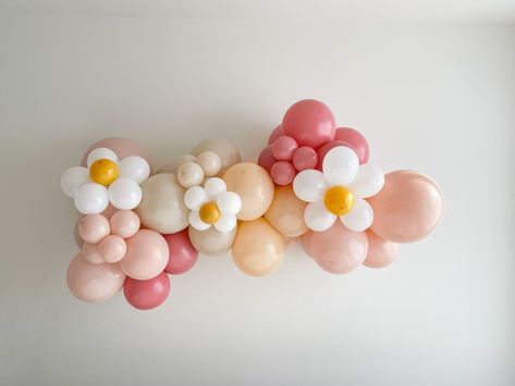 Daisy Flower Balloon, Mini Balloon Garland, Shower Arch, Diy Daisy, Boho Garland, Groovy Daisy, Garland Flower, Daisy Baby Shower, Baby Shower Boho