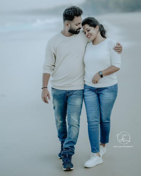 Save The Date Dress Ideas Kerala Modern, Kerala Pre Wedding Photoshoot, Kerala Couple Photography, Save The Date Dress, Save The Date Pictures, Bride Reception Dresses, Pre Wedding Photoshoot Props, Honeymoon Pictures, Reception Dresses