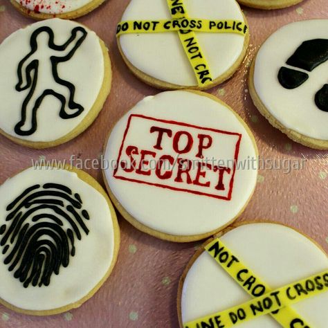 Fbi Party Decorations, Detective Theme Party Food, Forensic Science Cake, Clue Cookies, Mystery Party Food, Geheimagenten Party, Spy Birthday Parties, Clue Party, Mystery Dinner Party