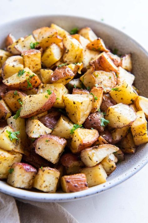 The BEST Oven Roasted Red Potatoes! This easy recipe makes perfect roasted potatoes that are crispy on the outside and soft and fluffy in the middle. A favorite side dish! Red Potatoes In Oven, Potatoe Dinner Recipes, Crockpot Chicken And Potatoes, Russet Potato Recipes, Potato Side Dishes Easy, Perfect Roast Potatoes, Red Potato Recipes, Sweet Potato Recipes Healthy, Slow Cooker Potato Soup