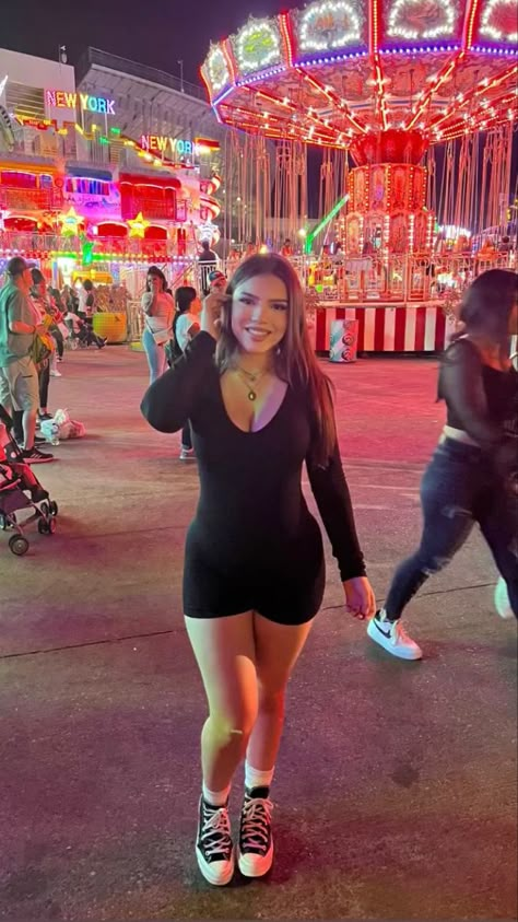 Fair Aesthetic Outfits, Outfits With Tube Tops, Fair Outfit Ideas Carnival, Croptop Outfits, Carnival Mirror, Taking Pictures Of Yourself, Latina Dress, Fair Outfit Ideas, Fair Aesthetic