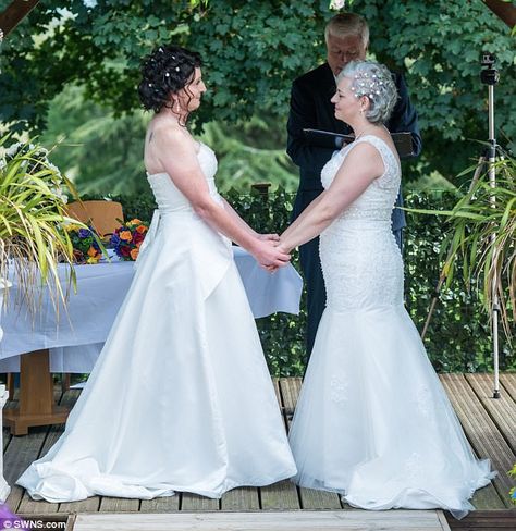 Transgender bride renews her vows as a woman Trans Wedding Brides, Trans Wedding, Male Bride, Wlw Wedding, Her Vows, How To Dress For A Wedding, Queer Weddings, Female Transformation, Lesbian Wedding