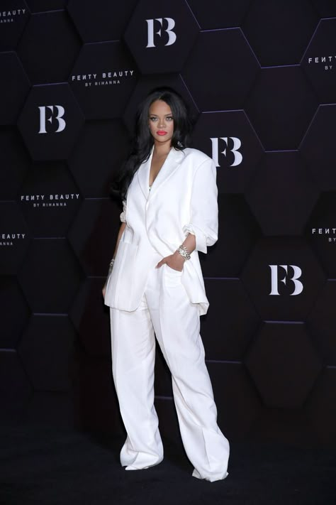 Rihanna Street Style, Looks Rihanna, Rihanna Outfits, Rihanna Looks, Women In Suits, Rihanna Style, White Suit, All White Outfit, Rihanna Fenty