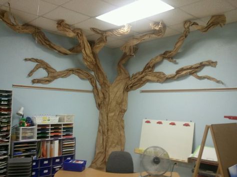 Jungle Theme Classroom - could be cool since I would like to incorporate traveling in my future classroom, hopefully I'll make it to a jungle and can add my own pictures Paper Tree Classroom, Classroom Tree, Jungle Theme Classroom, Jungle Thema, Deco Nature, Book Corners, Paper Tree, Class Decoration, Classroom Door