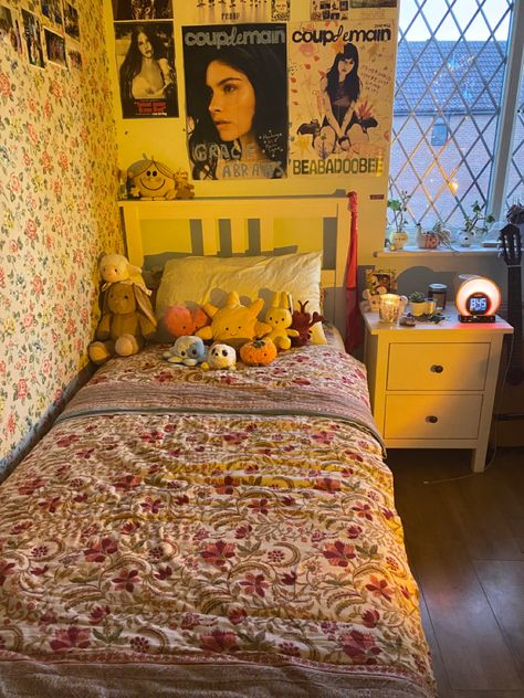 2010s Bedroom, Twee Room, Room Inspo Colorful, Bedroom Ideas Twin Bed, 90s Girly Bedroom Aesthetic, Girly 90s Bedroom, Collage Dorm, 1970s Dorm Room, Indie Room Bedding Pattern