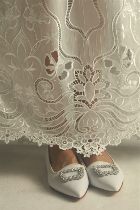 Send bridal fabric - Geometric embroidered chiffon white Chiffon Embroidery, Wedding Bridal Dress, Emb Designs, Easter Embroidery, Cutwork Embroidery, Border Embroidery Designs, Dress Design Patterns, Embroidered Chiffon, Bead Embroidery Patterns