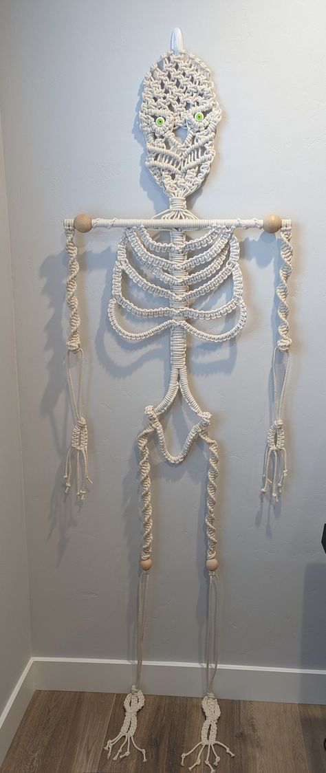 Macrame Skeleton, Halloween Macrame, Diy Halloween Art, Cottagecore Halloween, Art Macramé, Hanging Beads, Diy Bracelets Patterns, Bracelets Patterns, Macrame Ideas