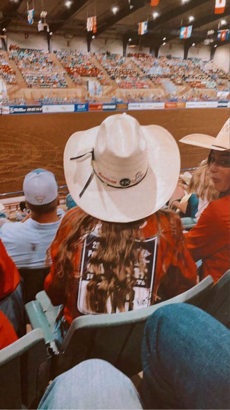 Rodeo Asethic, Contry Asthetic, Country Asthetic Photos, Cowboy Wallpaper, Country Girl Aesthetic, Southern Aesthetic, Cute Country Couples, Western Fits, Cowgirl Pictures