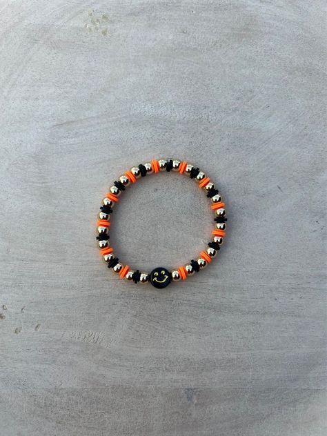 #halloweentips #halloweendecoration Clay Beads Bracelet Halloween, Halloween Clay Beads Ideas, Preppy Fall Bracelet Ideas, Preppy Halloween Clay Bead Bracelets, Aesthetic Fall Clay Bead Bracelets, Preppy Halloween Bracelet Ideas, Clay Bead Bracelets Ideas Fall, Cute Bracelet Ideas Glass Beads, Clay Bead Fall Bracelets