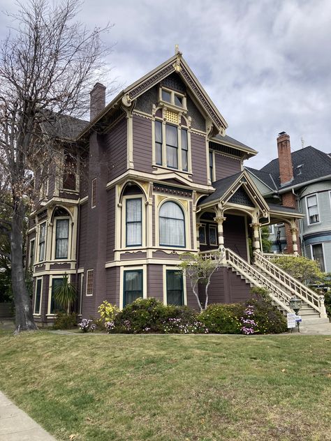 Exterior Victorian House Colors, Building Exterior Colour Combination, Victorian House Colors, Victorian Exterior, Victorian Style House, Old Victorian Homes, Victoria House, Victorian Style Homes, Old Mansions