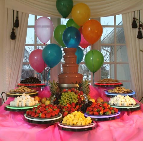 chocolate fountain, doing a bar like this might be nice at the reception? Chocolate Fountain Bar, Bbq Setup, Chocolate Fountain Recipes, Party Food Bar, Fruit Centerpieces, Fondue Party, Chocolate Fountain, Party Spread, Decorações Com Comidas