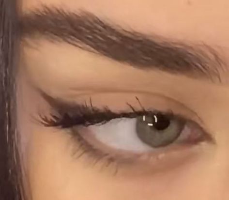 Brown Kohl Eyes, Small Eyeliner Looks, Brown Eyeliner Looks Natural, Brown Smudged Eyeliner, Brown Eyeshadow Eyeliner, Soft Brown Eyeliner, Brown Eyeliner Looks, Brown Eyeliner Makeup, Simple Eyeliner Looks