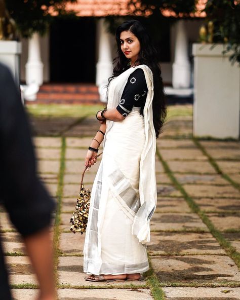 Set Saree Blouse, Saree Black Blouse, Gold Blouse Designs, Maria Instagram, Onam Outfits, Saree Black, Kerala Saree, Indian Wedding Photography Poses, Ikat Dress