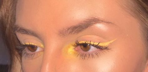 Yellow Makeup Looks Aesthetic, Graphic Eyeliner Yellow, Pale Yellow Makeup, Yellow Prom Dress Makeup, Yellow Eyeliner Looks, Yellow Eyeliner, Black Makeup Looks, Cheer Makeup, Yellow Eye Makeup