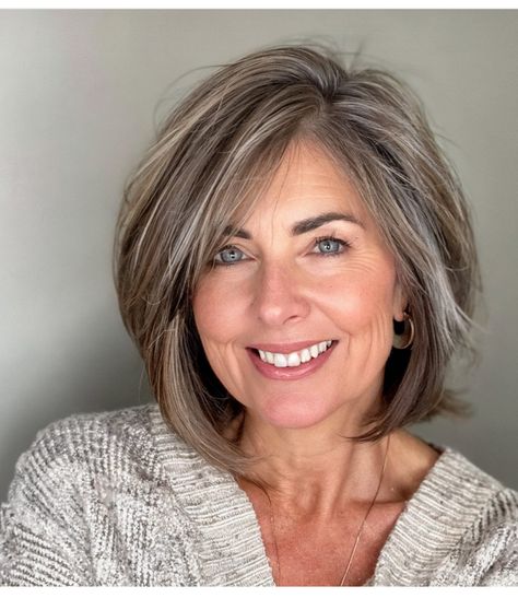 Layered Bob For Thick Hair Over 50, Growing Out Layers Haircut, Grey Layered Bob, Short Bob Haircuts With Layers, Short Bob With Layers, Short Hair Edgy, Cute Bob Styles, Hair Styles Messy, Shoulder Bob