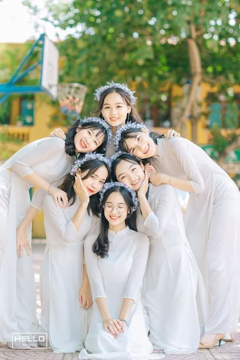 6 Friends Photoshoot, 6 People Poses Friends, Bestie Ber 6, Group Of 6 Poses, Wedding Group Poses, 7 Siblings, Black And White Maternity, Group Photo Poses, Group Picture Poses