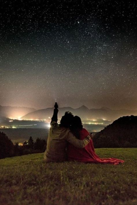 7 fun winter activities with your new blanket – The British Blanket Company Travel Together Aesthetic, Date Night Star Gazing, Watching The Stars Date, Watching The Stars Together, Star Watching Date, Star Gazing Date Ideas, Star Gazing Date Aesthetic, Watching Stars Couple, Watching Stars Aesthetic